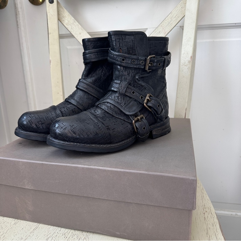 NIB Ugg w elisabeta weave combat boot, black leather 7.5